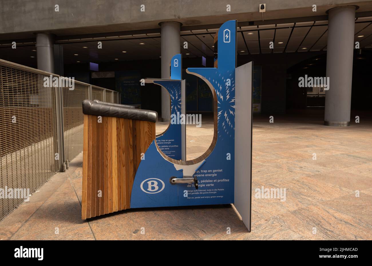 Zwei grüne Ladestationen am Hauptbahnhof von Antwerpen. Einheit, in der Leute Fahrrad paddeln können, um das Telefon aufzuladen. Innovatives Projekt von NMBS, Stockfoto