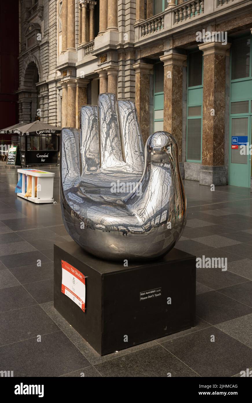 Hand der Friedensskulptur des chinesischen Künstlers Yan shufen am Bahnhof Antwerpen. Das Symbol von Hand und Taube am Hauptbahnhof von Antwerpen in Belgien Stockfoto