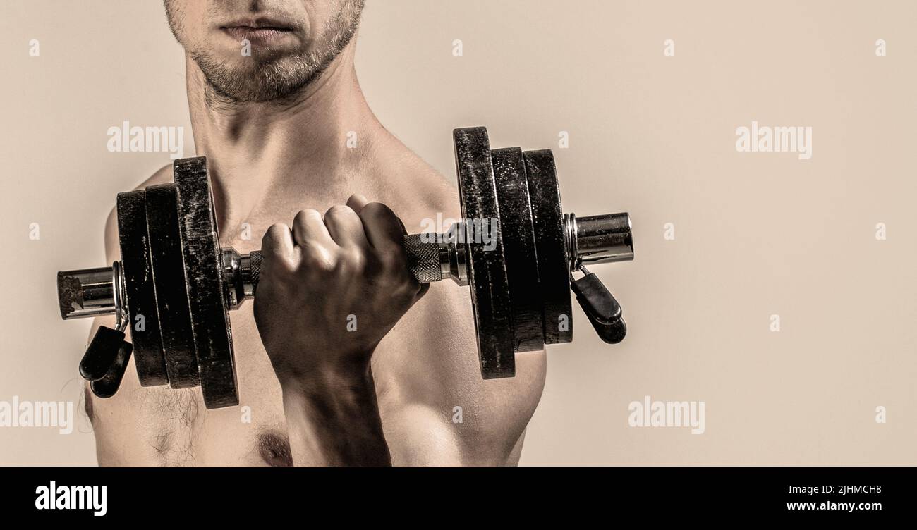 Schwache Mann heben Gewicht, Hanteln, Bizeps, Muskeln, Fitness. Nerd maleraising eine Hantel. Mann mit Hantel in der Hand. Skinny Kerl halten Hanteln nach oben in Stockfoto