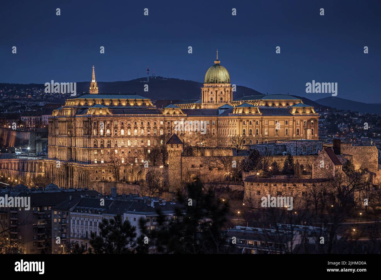 Budapest, Ungarn - der schöne Budaer Burg (Königlicher Palast) vom Gellertberg beleuchtet in der Winterzeit zur blauen Stunde gesehen Stockfoto