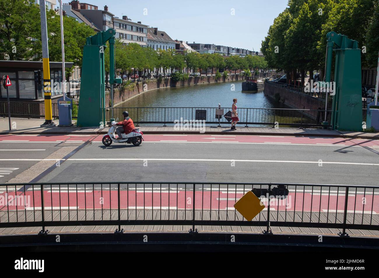 Die Abbildung zeigt den Stadtteil Lousbergskaai in Gent, Mittwoch, den 22. Juni 2022, wo am Montagmorgen ein Mann tot im Kanal aufgefunden wurde. Das Verhältnis der Autopsie kam zu dem Schluss, dass er ins Wasser geworfen wurde. BELGA FOTO NICOLAS MAETERLINCK Stockfoto