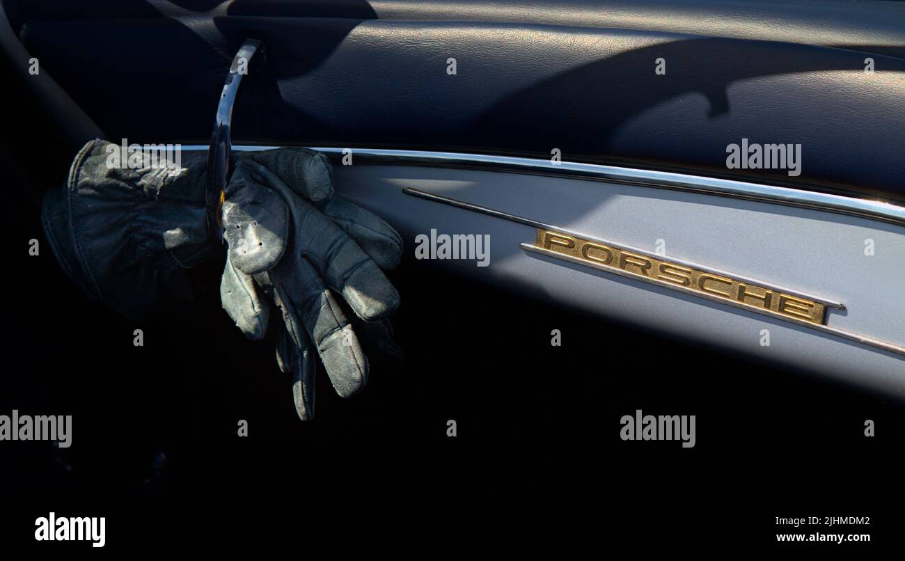 Armaturenbrett eines Porsche Speedster 356A Vintage-Kraftfahrzeugs aus dem Jahr 1956 mit alt abgenutzten Leder-Fahrhandschuhen, Großbritannien Stockfoto