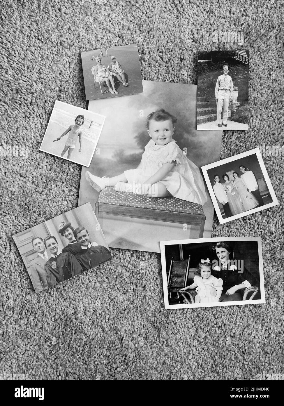 7 Vintage Fotos, 1940s, 1950s, Kinder, Jugendliche, Erwachsene, Menschen, schwarz, weiß, PR Stockfoto