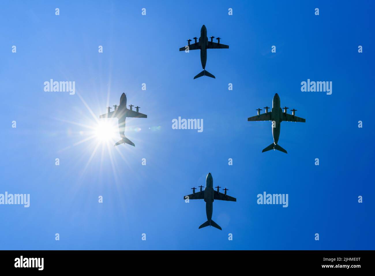 Frankreich, Paris, 2022-07-11. Vier A400M Atlas-Flugzeuge am Himmel von Paris, über der Champs Elysee, während der letzten Probe der Parade am 14. Juli 2022, Stockfoto