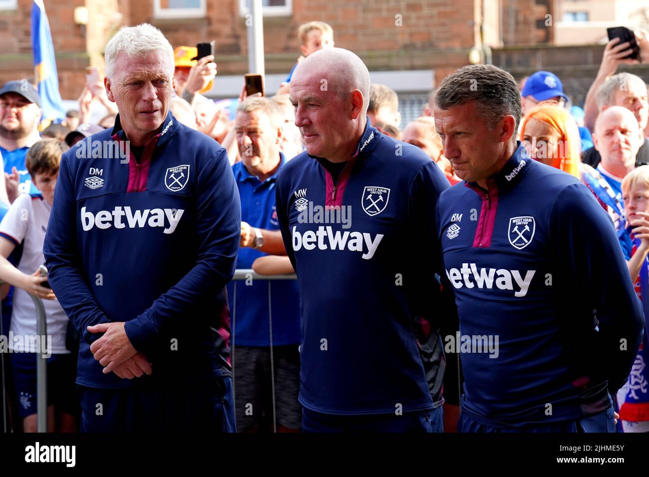 West Ham United-Manager David Moyes und Trainer Mark Warburton und Billy McKinlay bei einer Kranzniederlegung zum Gedenken an den ehemaligen Rangers-Spieler Andy Goram vor dem Freundschaftsspiel vor der Saison im Ibrox Stadium, Glasgow. Bilddatum: Dienstag, 19. Juli 2022. Stockfoto