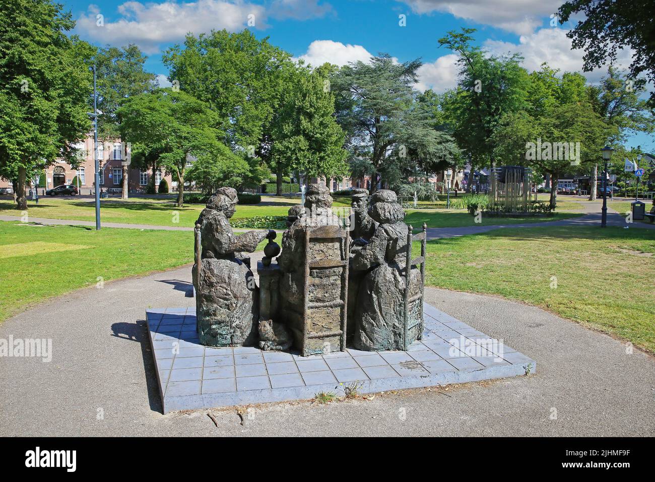 Nuenen (Eindhoven), Niederlande - Juli 9. 2022: Schöner holländischer Stadtpark mit Bronzeskulptur Stillleben nach dem Gemälde von Vincent van Gogh der Topf Stockfoto