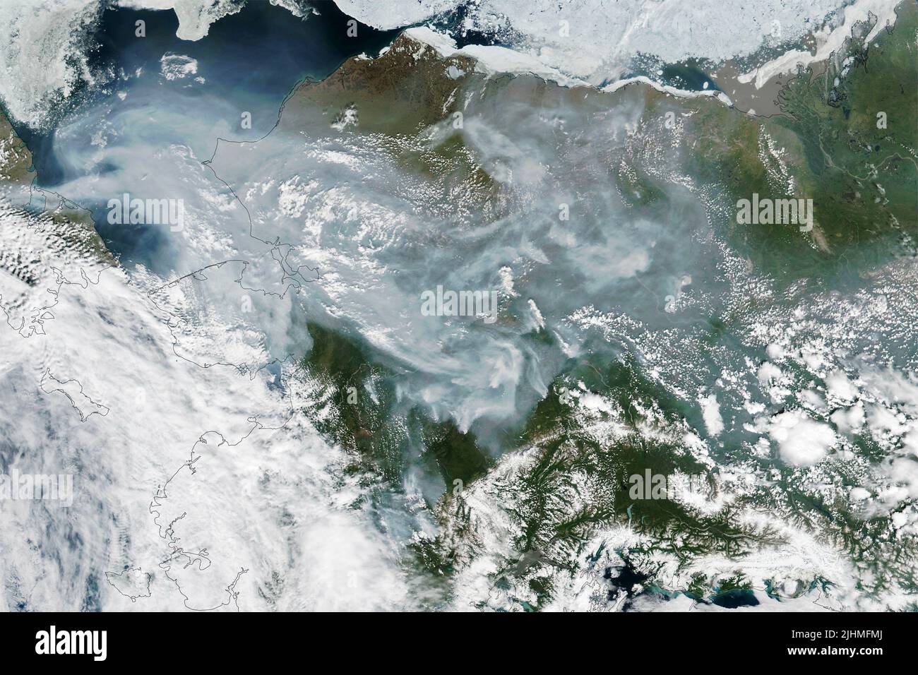 Ein Satellitenbild, das den Rauch von Waldbränden zeigt, der die weiten Flächen Alaskas überschüttet, aufgenommen vom NASA-NOAA Suomi NPP-Satelliten, 1. Juli 2022, in Earth Orbit. Im Juni und Juli wurden in den südlichen und inneren Regionen des Staates intensive Brände ausgemündet, aber auch südöstliche Winde stießen Rauch in den hohen Norden. Stockfoto