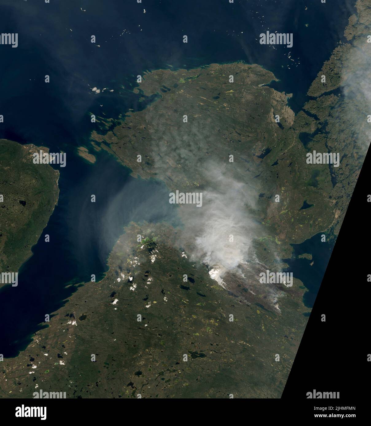 Ein Satellitenbild, das Rauch von Waldbränden zeigt, die in der Nähe des Great Bear Lake in den Nordwest-Territorien von Kanada brennen, entdeckt vom NASA Landsat 8 Satellite, 6. Juli 2022, in Earth Orbit. Nach Angaben der kanadischen Regierung brannten im Yukon 136 Brände und in den Nordwest-Territorien 65 Brände. Stockfoto