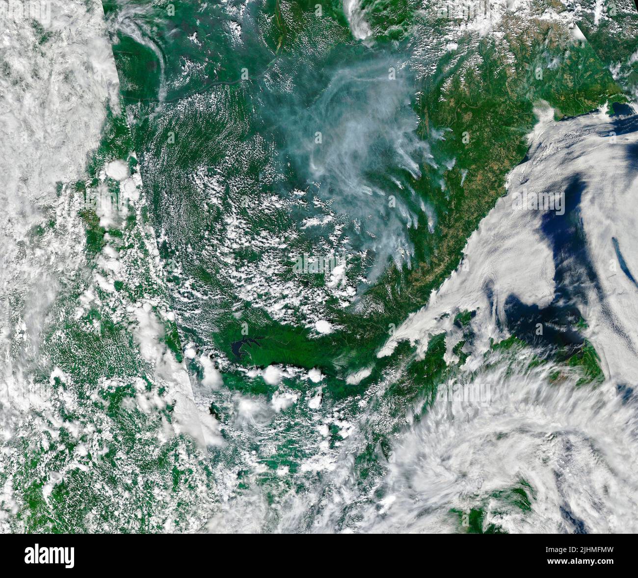 Ein Satellitenbild, das Rauch von Waldbränden zeigt, die in Sibirien im russischen Fernen Osten brennen, aufgenommen vom NASA-NOAA Suomi NPP-Satelliten, 4. Juli 2022, in Earth Orbit. Stockfoto