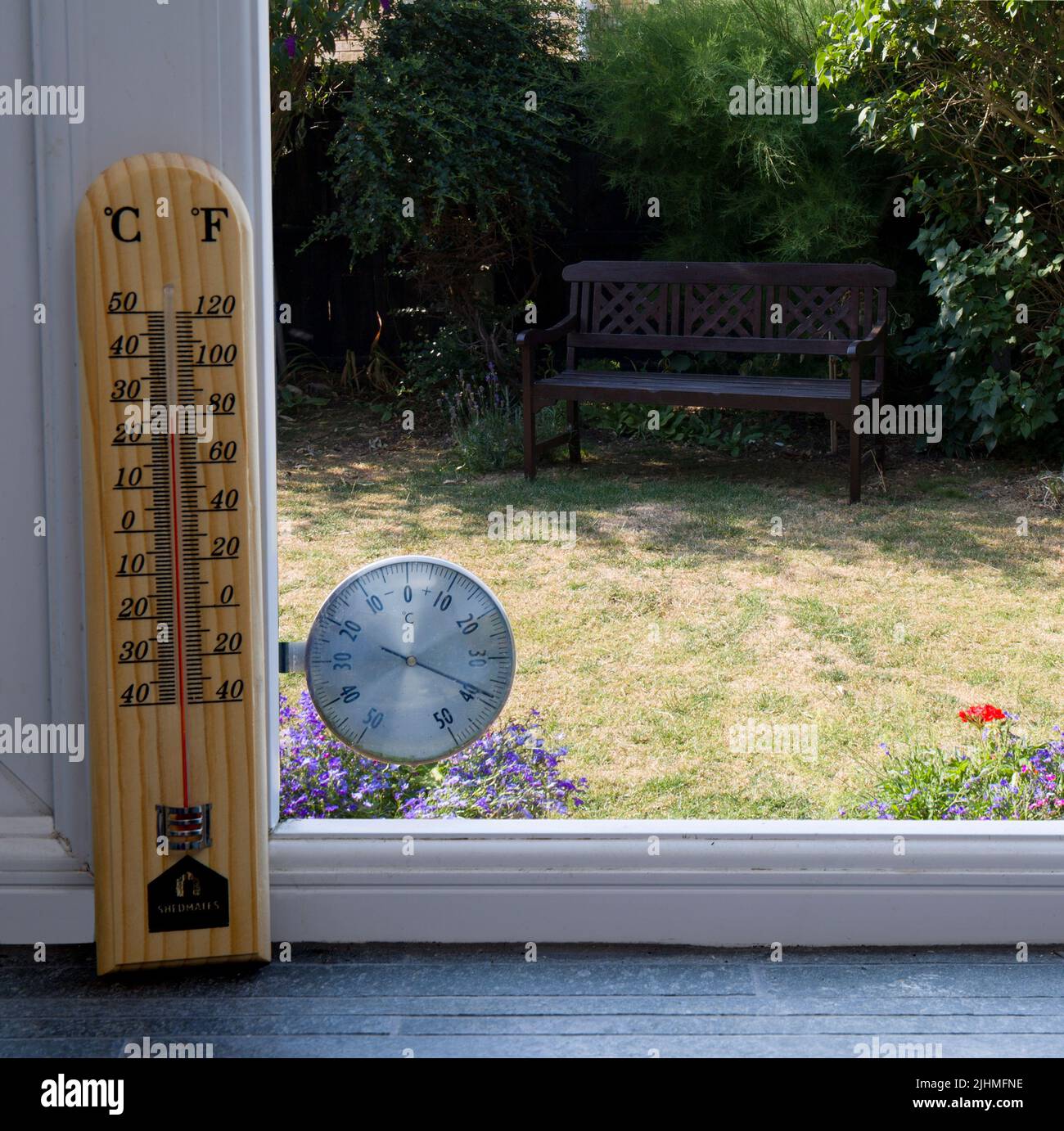 Thermometer, das eine Rekordtemperatur von 38 Grad C und ein Innenthermometer mit einer Innentemperatur von 26 Grad C in Harlow Essex anzeigt Stockfoto