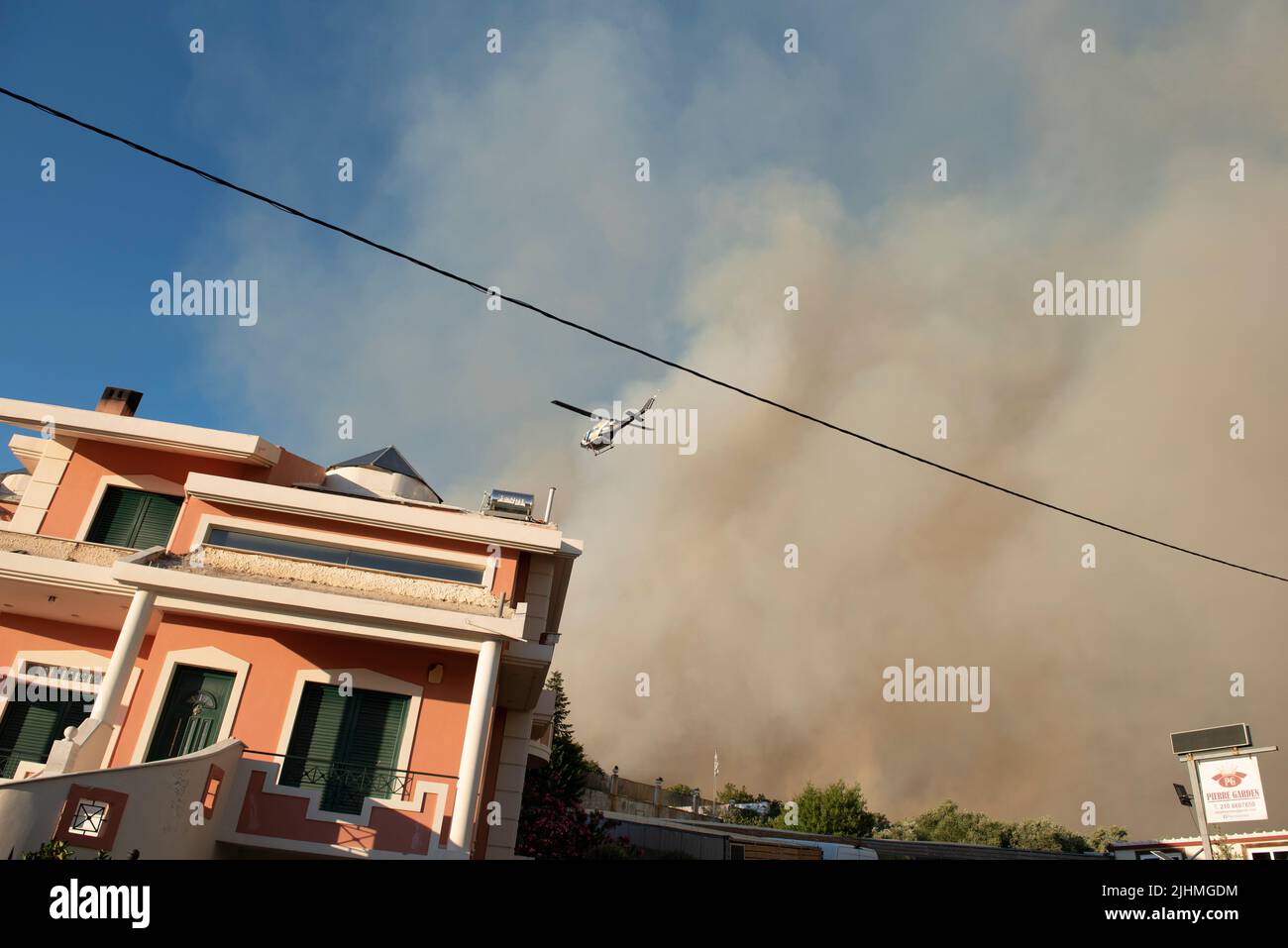 Athen, Griechenland. 19.. Juli 2022. Feuerwehrleute mit Hilfe von Hubschraubern versuchen, ein Feuer zu löschen, das sich Wohngebiete nähert. Auf dem Berg Penteli, am nördlichen Stadtrand von Athen, brach ein massives Waldfeuer aus. (Bild: © Nikolas Georgiou/ZUMA Press Wire) Stockfoto