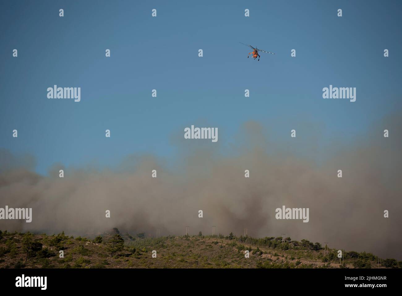 Athen, Griechenland. 19.. Juli 2022. Feuerwehrleute mit Hilfe von Hubschraubern versuchen, ein Feuer zu löschen, das sich Wohngebiete nähert. Auf dem Berg Penteli, am nördlichen Stadtrand von Athen, brach ein massives Waldfeuer aus. (Bild: © Nikolas Georgiou/ZUMA Press Wire) Stockfoto