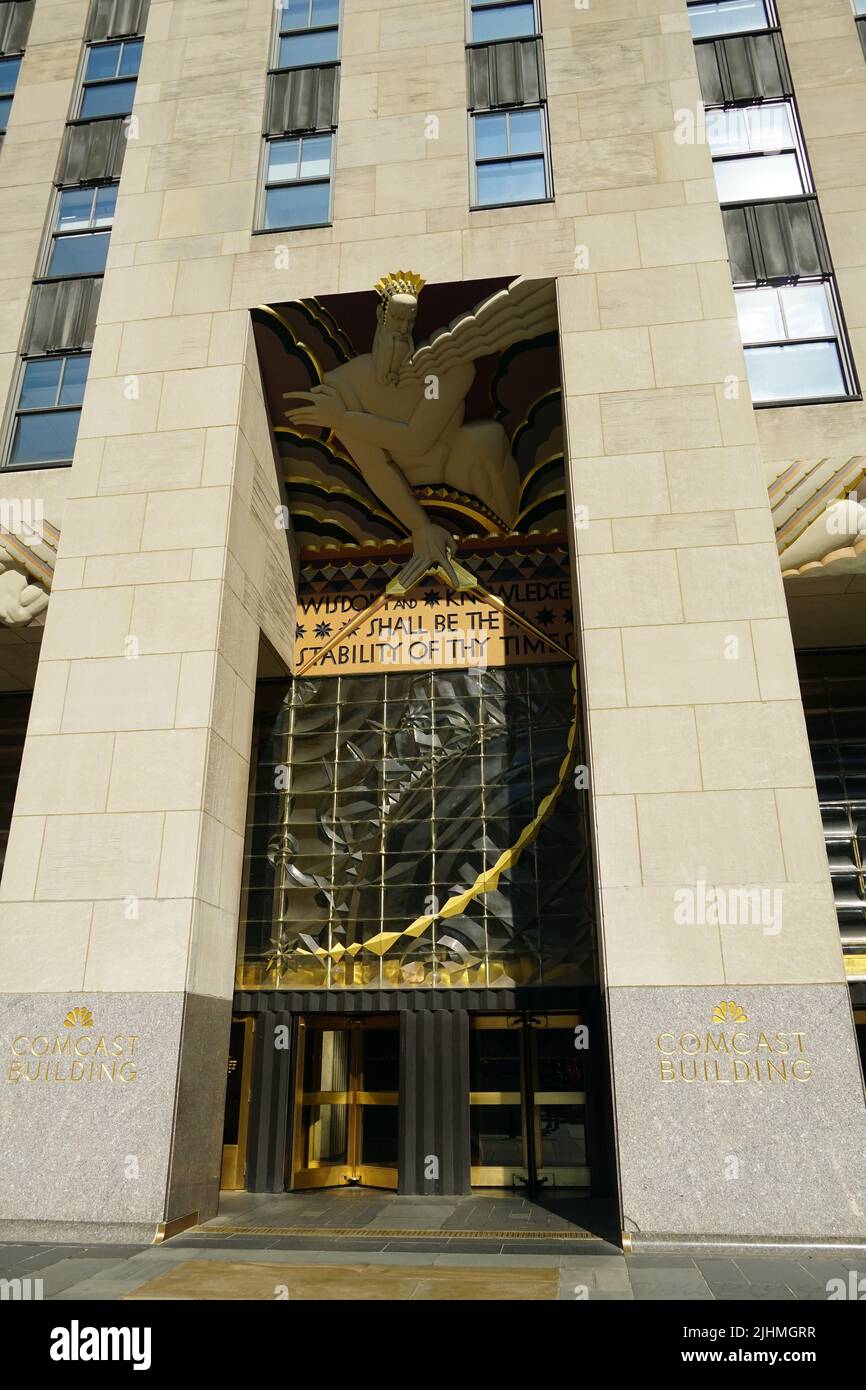 Weisheit über dem Haupteingang, 30 Rockefeller Plaza, Rockefeller Center, Manhattan, New York City (NYC), State of New York, USA, Nordamerika Stockfoto