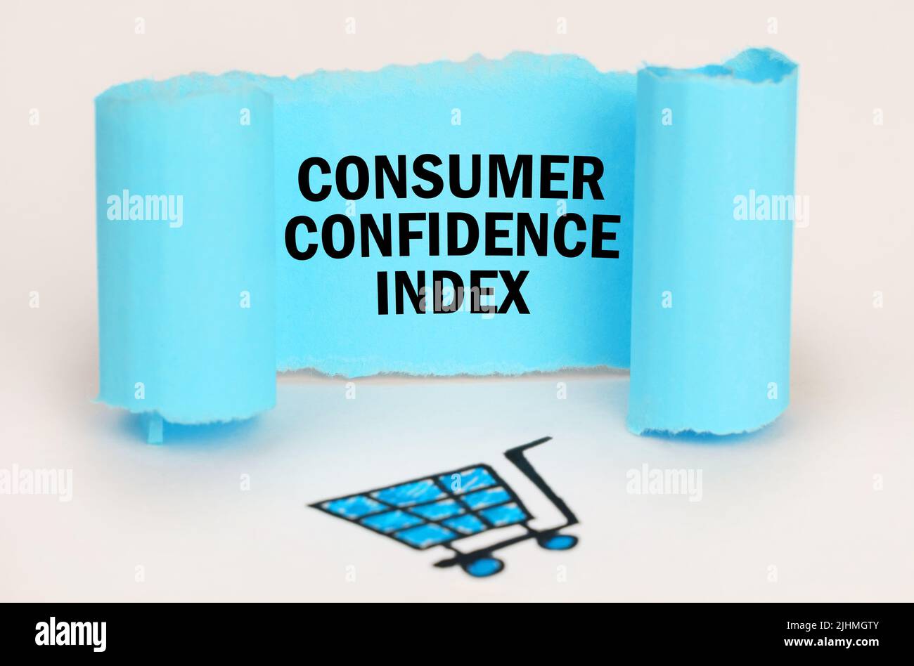 Verkäufer- und Käuferkonzept. Auf weißem Grund ist ein Verbraucherkorb gezeichnet, daneben ein blaues Schild mit der Aufschrift - Consumer Confidence Inde Stockfoto