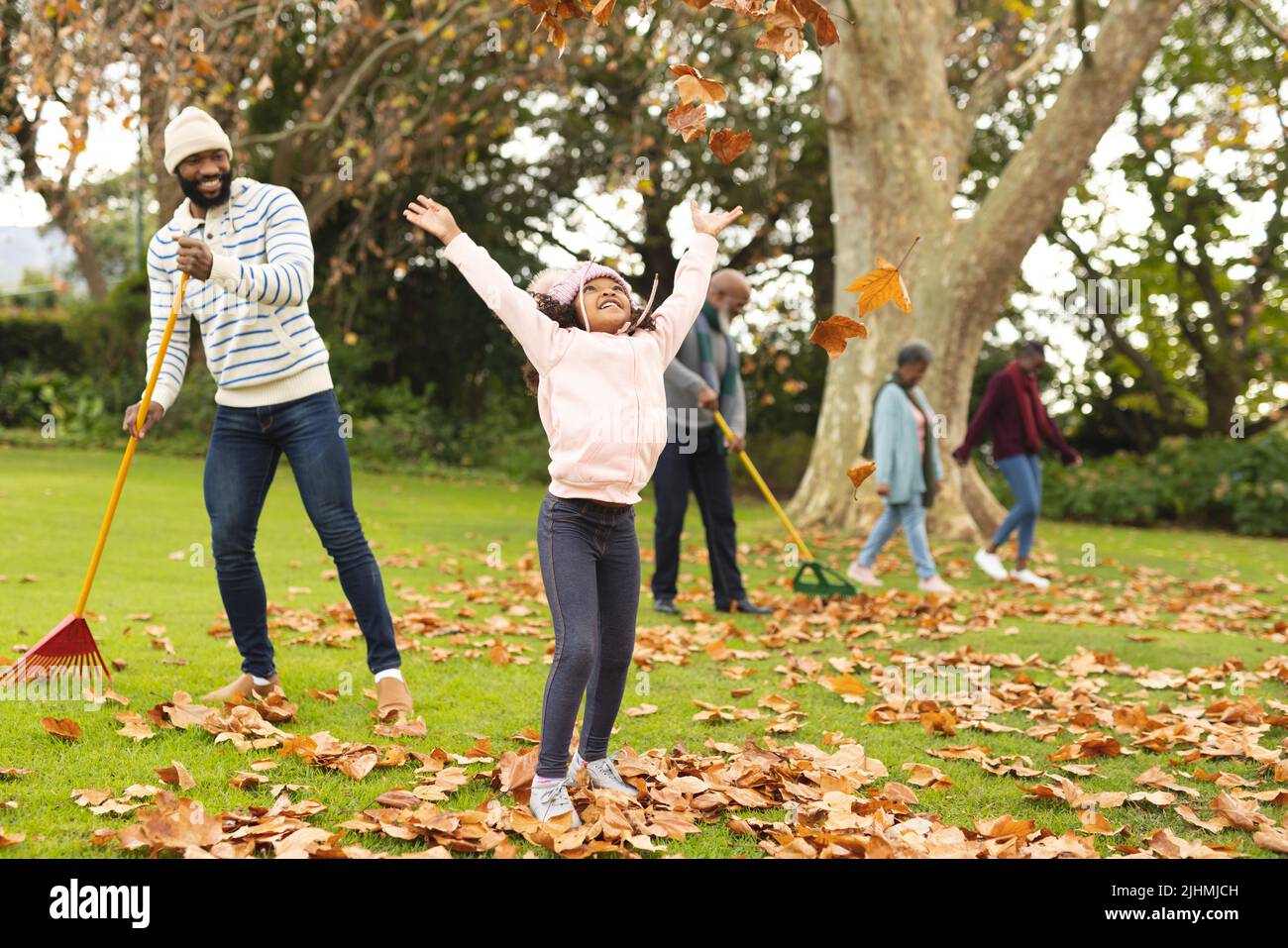 Bild einer glücklichen afroamerikanischen Multi-Generation-Familie, die Spaß im Herbstgarten hat Stockfoto