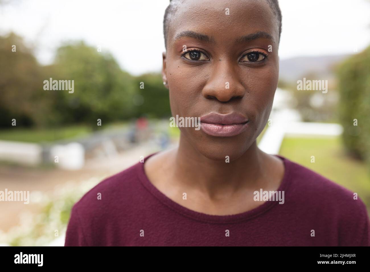 Bild einer afroamerikanischen Frau, die vor der Kamera posiert Stockfoto