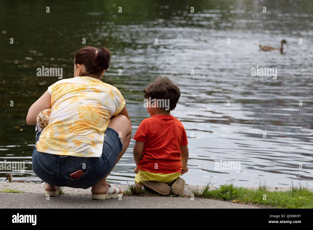 Mutter und Kind füttern Vögel, Boston Public Garden Stockfoto
