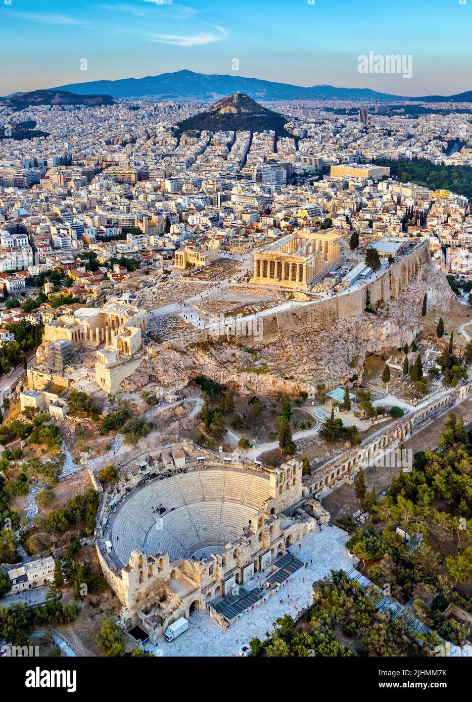 Luftaufnahme der Akropolis von Athen (Griechenland). Sie können auch einen großen Teil der Stadt im Hintergrund sehen und das Herodeum darunter. Stockfoto