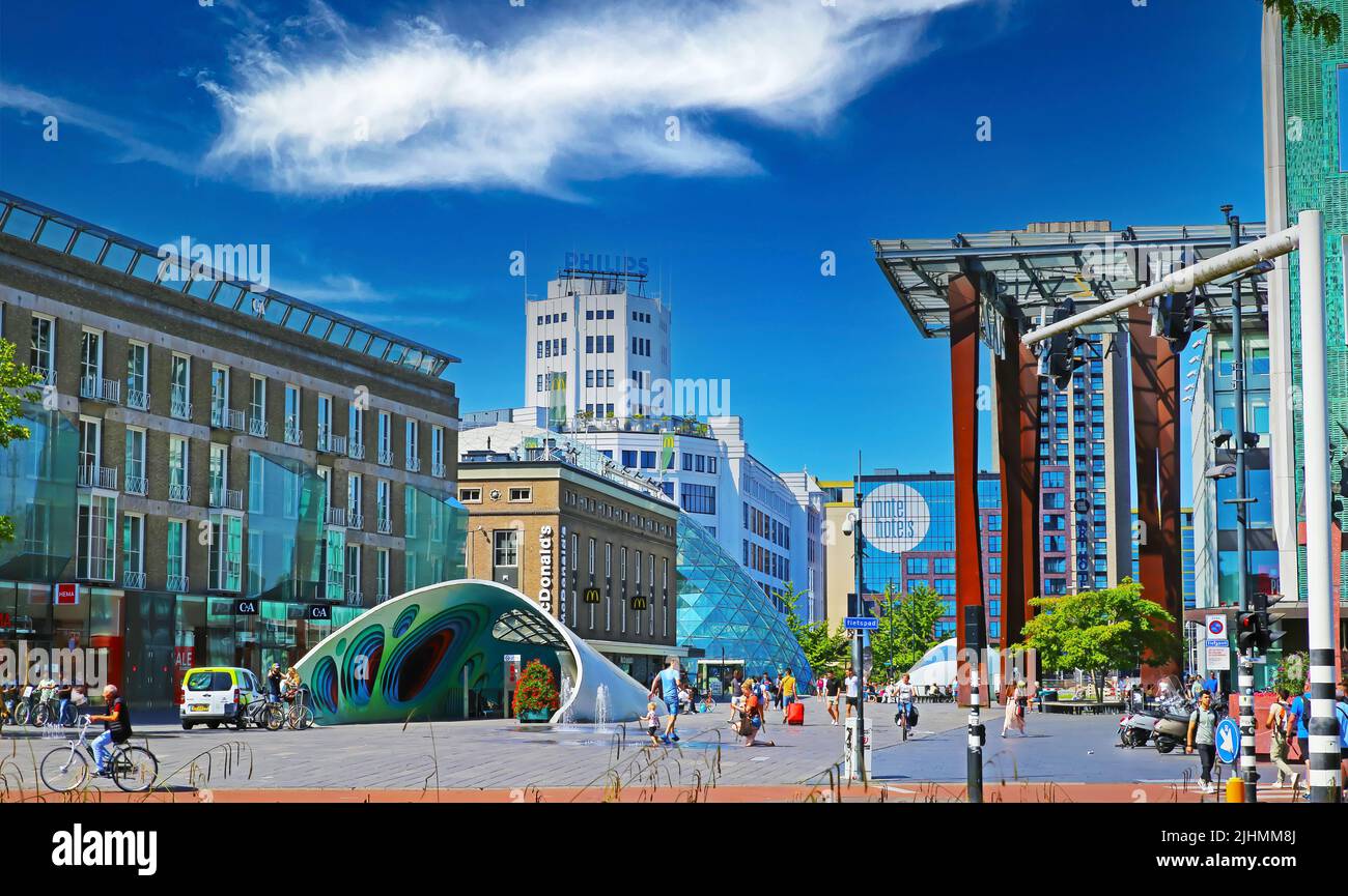 Eindhoven (Piazza), Niederlande - Juli 17. 2022: Holländische Einkaufsstraße mit modernen Architekturgebäuden im Stadtzentrum, blauer Sommerhimmel Stockfoto