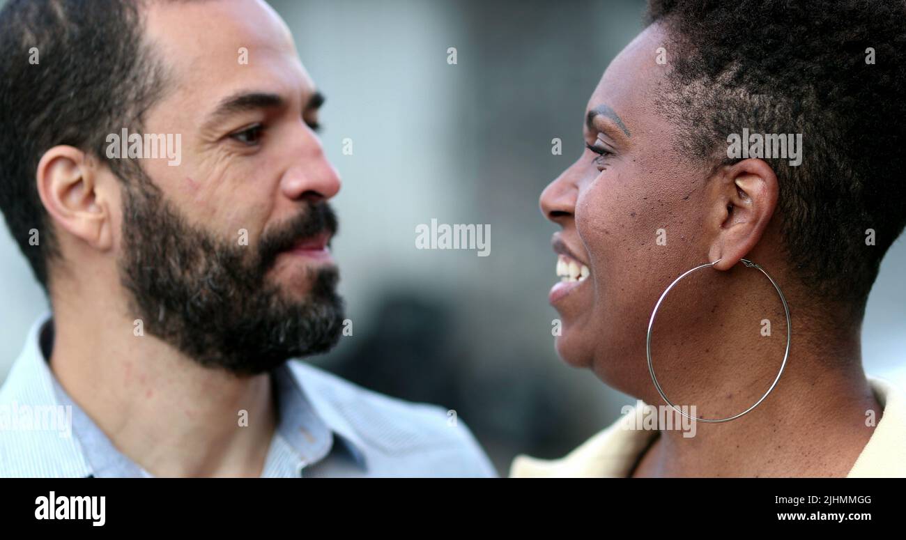 Interracial paar küssen. Hispanischer Ehemann und schwarze afrikanische Frau küssen sich gegenseitig Stockfoto