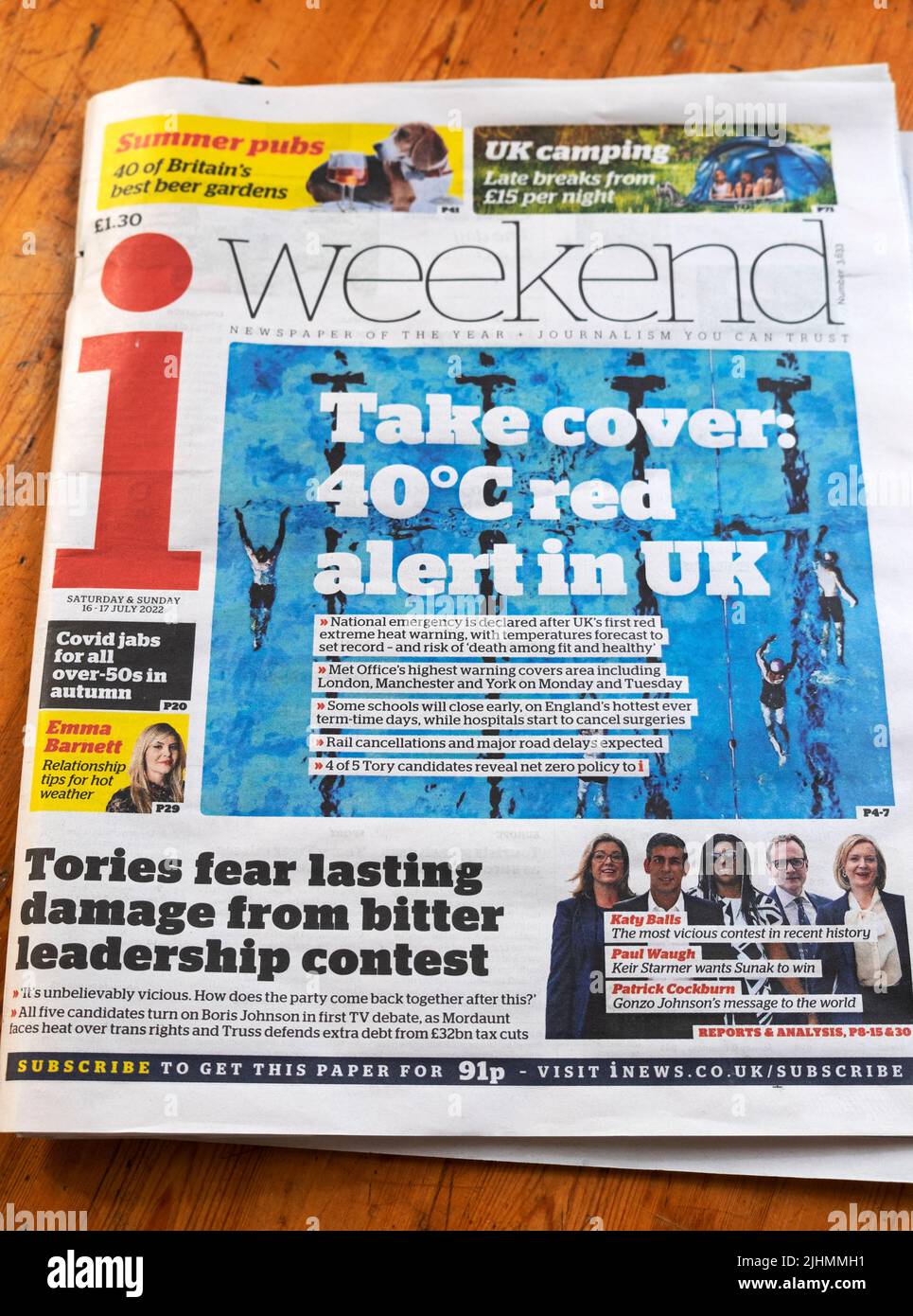 Titelseite der Wochenend-Zeitung „Take Cover: 40 oC Red alert in UK“ am 17. Juli 2022 London England Großbritannien Stockfoto