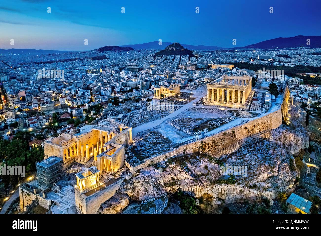 Die Akropolis von Athen (Griechenland) mit ihren wichtigsten Monumenten (Parthenon, Erechtheion, Propylaea) und ein großer Teil der Stadt im Hintergrund. Stockfoto