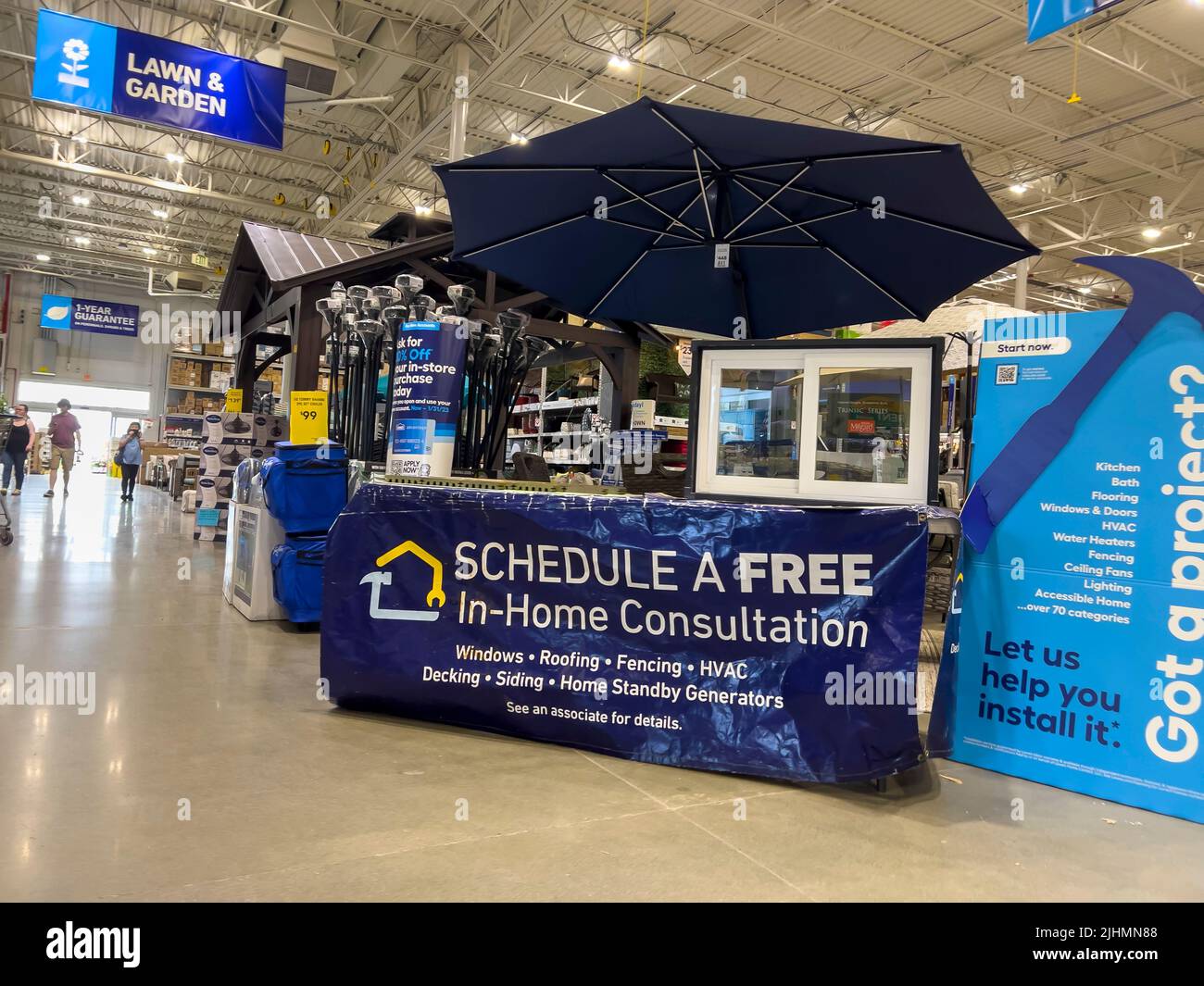 Mill Creek, WA USA - ca. Juni 2022: Blick auf den Beratungstisch in einem Baumarkt von Lowe. Stockfoto