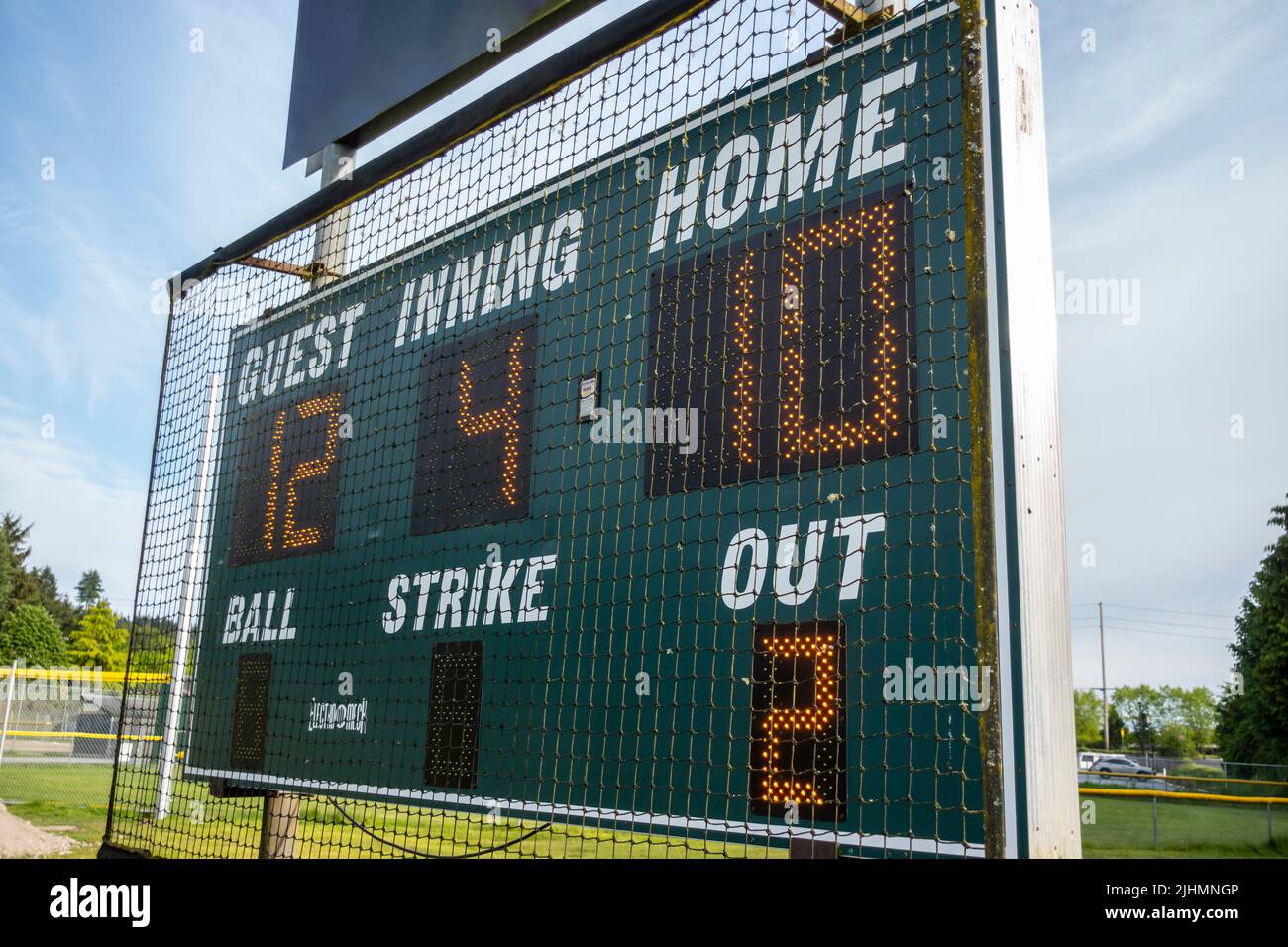 Woodinville, WA USA - ca. Mai 2022: Nahaufnahme einer Anzeigetafel auf einem Baseballfeld. Stockfoto