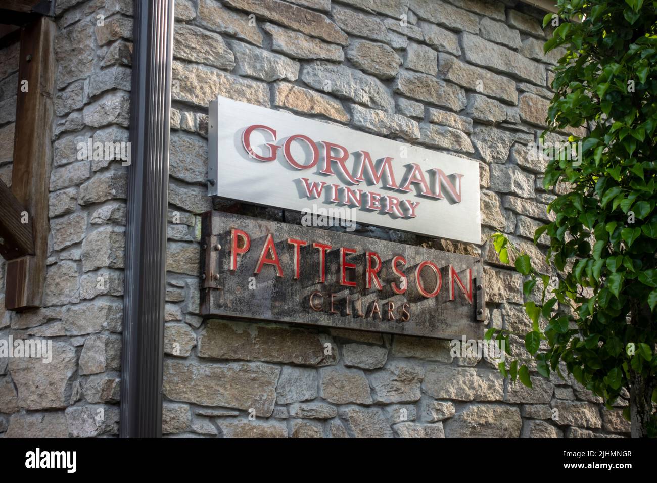 Woodinville, WA USA - ca. Mai 2022: Nahaufnahme der Schilder für Gorman Winery und Patterson Cellars an einer Ziegelwand. Stockfoto