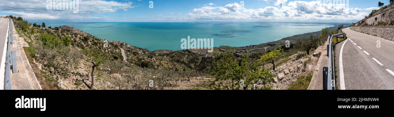 Wunderschöne Berglandschaft in Manfredonia auf der Halbinsel Gargano, Italien Stockfoto