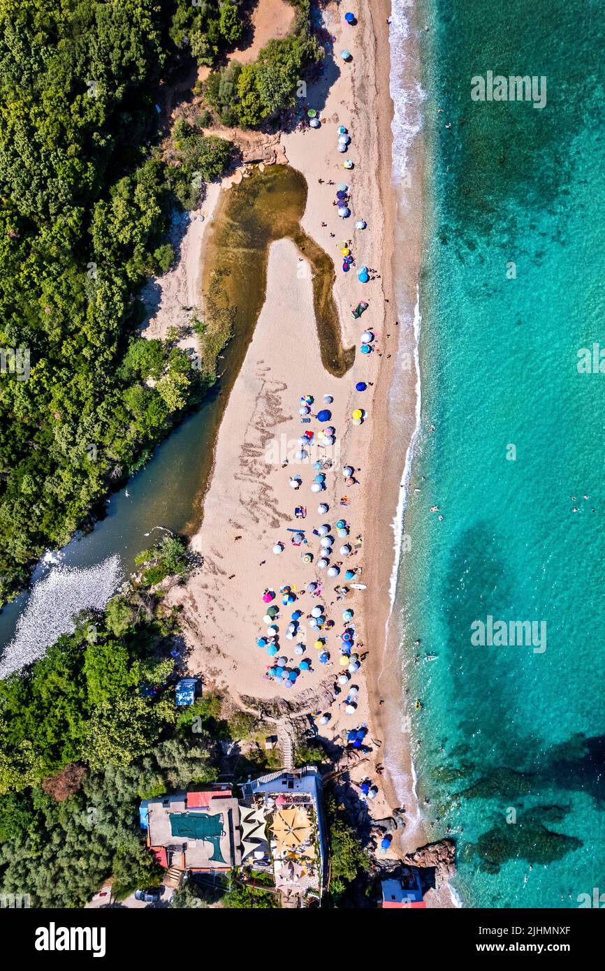 Luftaufnahme (Drohne) des Strandes von Rakopotamos (Gemeinde Agia), einem der schönsten Strände an der Küste von Larissa, Thessalien, Griechenland Stockfoto