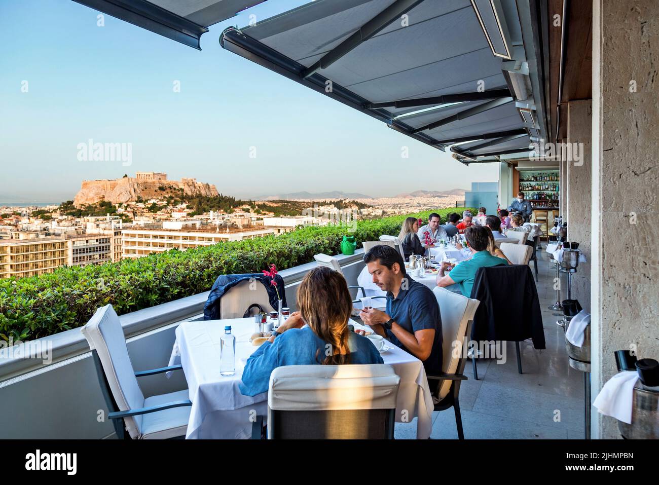 Blick auf die Akropolis vom GB Roof Garden Restaurant & Bar, Athen Griechenland. Stockfoto