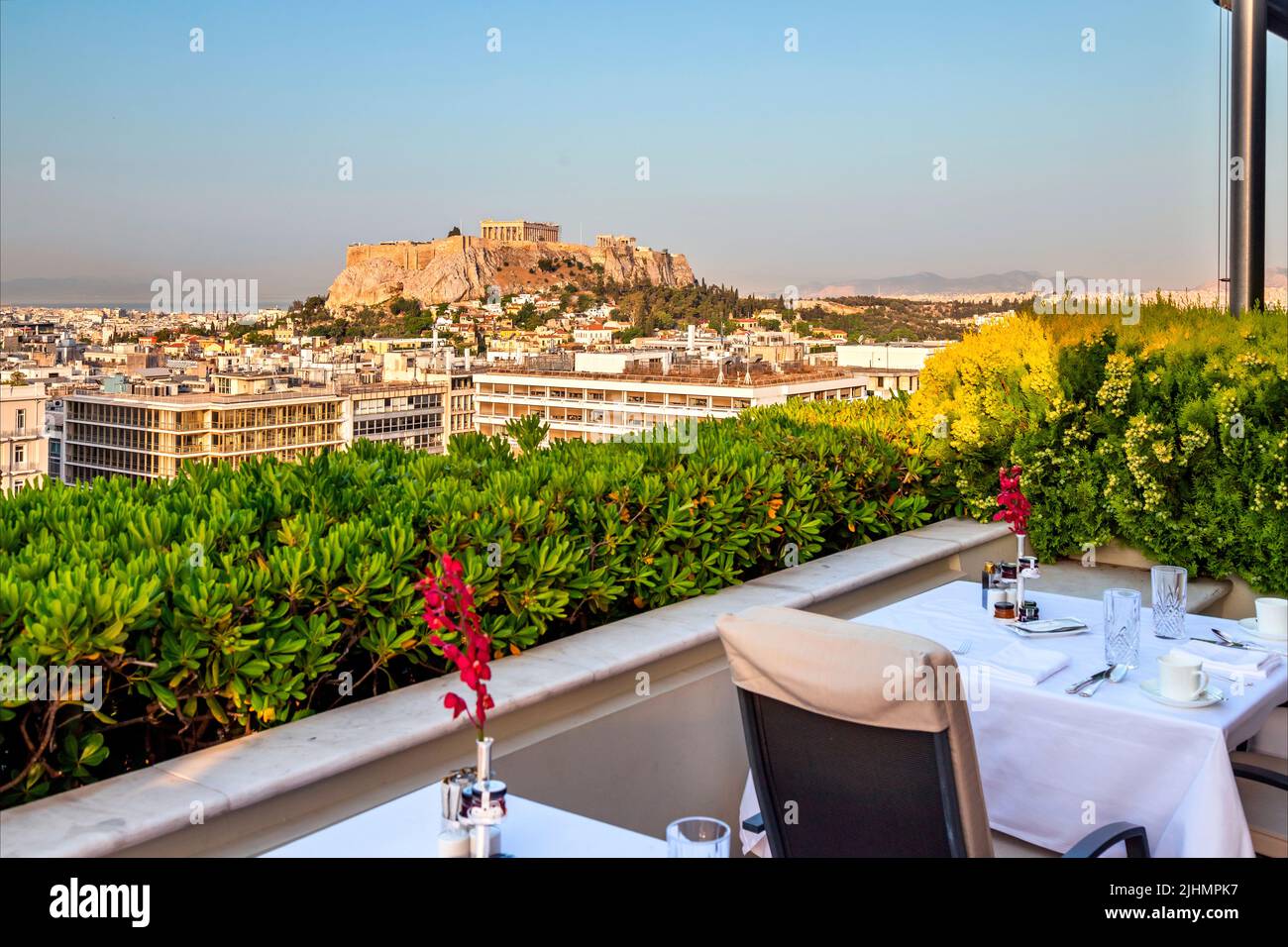 Blick auf die Akropolis vom GB Roof Garden Restaurant & Bar, Athen Griechenland. Stockfoto