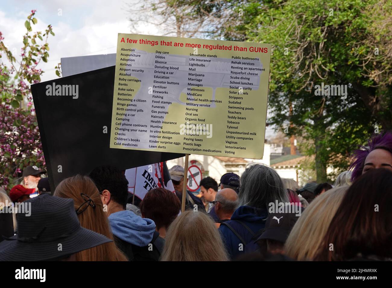 Burbank, CA, USA - 24. März 2018: Ein selbstgebautes Schild listet „Einige Dinge, die mehr reguliert sind als Waffen“ bei einer „Marsch für unser Leben“-Waffenkontrollkundgebung auf. Stockfoto