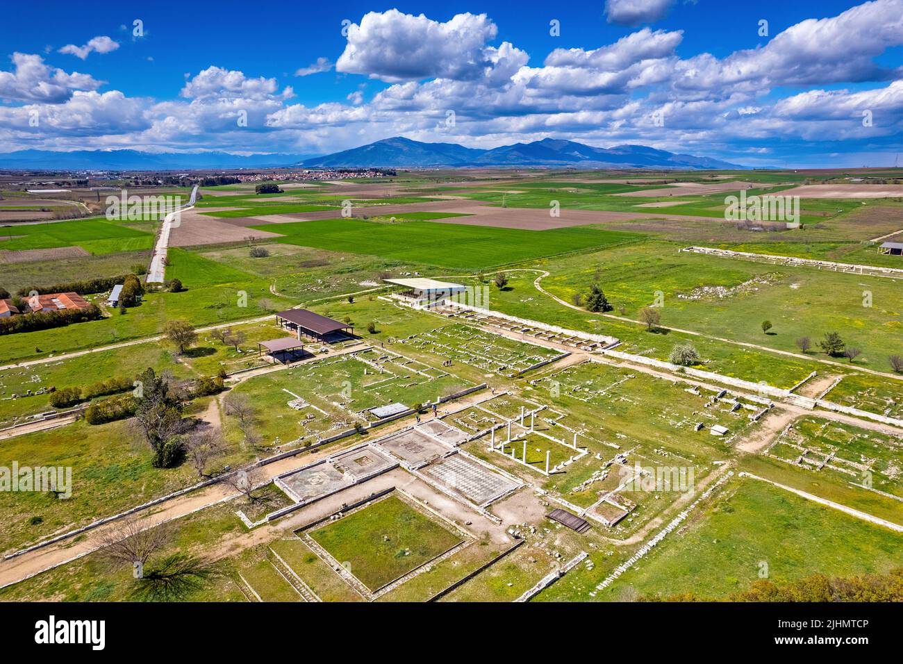 Luftaufnahme (Drohne), Panoramablick auf die archäologische Stätte des antiken Pella, Zentralmakedonien, Griechenland. Stockfoto