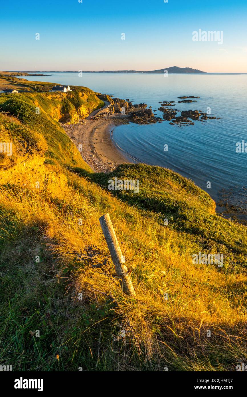 Church Bay an der Küste von Anglesey, North Wales, Großbritannien Stockfoto