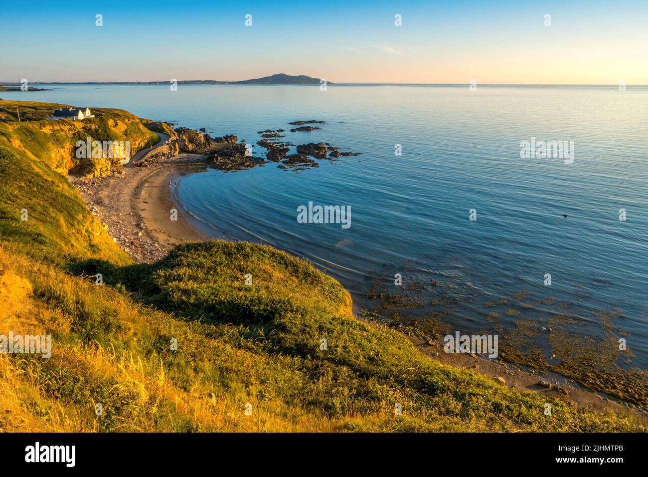 Church Bay an der Küste von Anglesey, North Wales, Großbritannien Stockfoto
