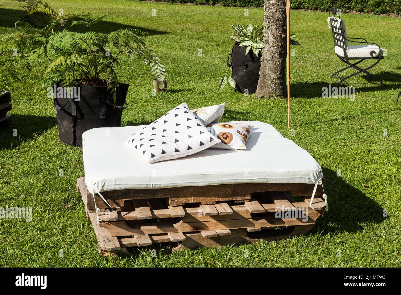 Lounge-Bereich für Gäste im Freien, improvisierte Sofas. Stockfoto
