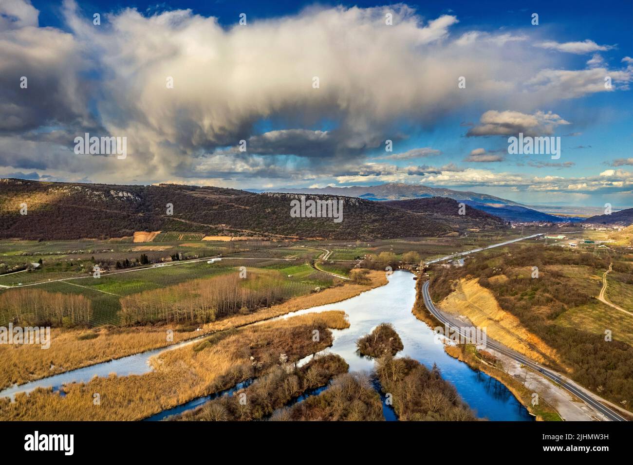 Am Feuchtgebiet des Agra-Vrytta-Nissi-Sees, Pella, Mazedonien, Griechenland. Sie können auch die Straße Edessa-Florina sehen. Stockfoto