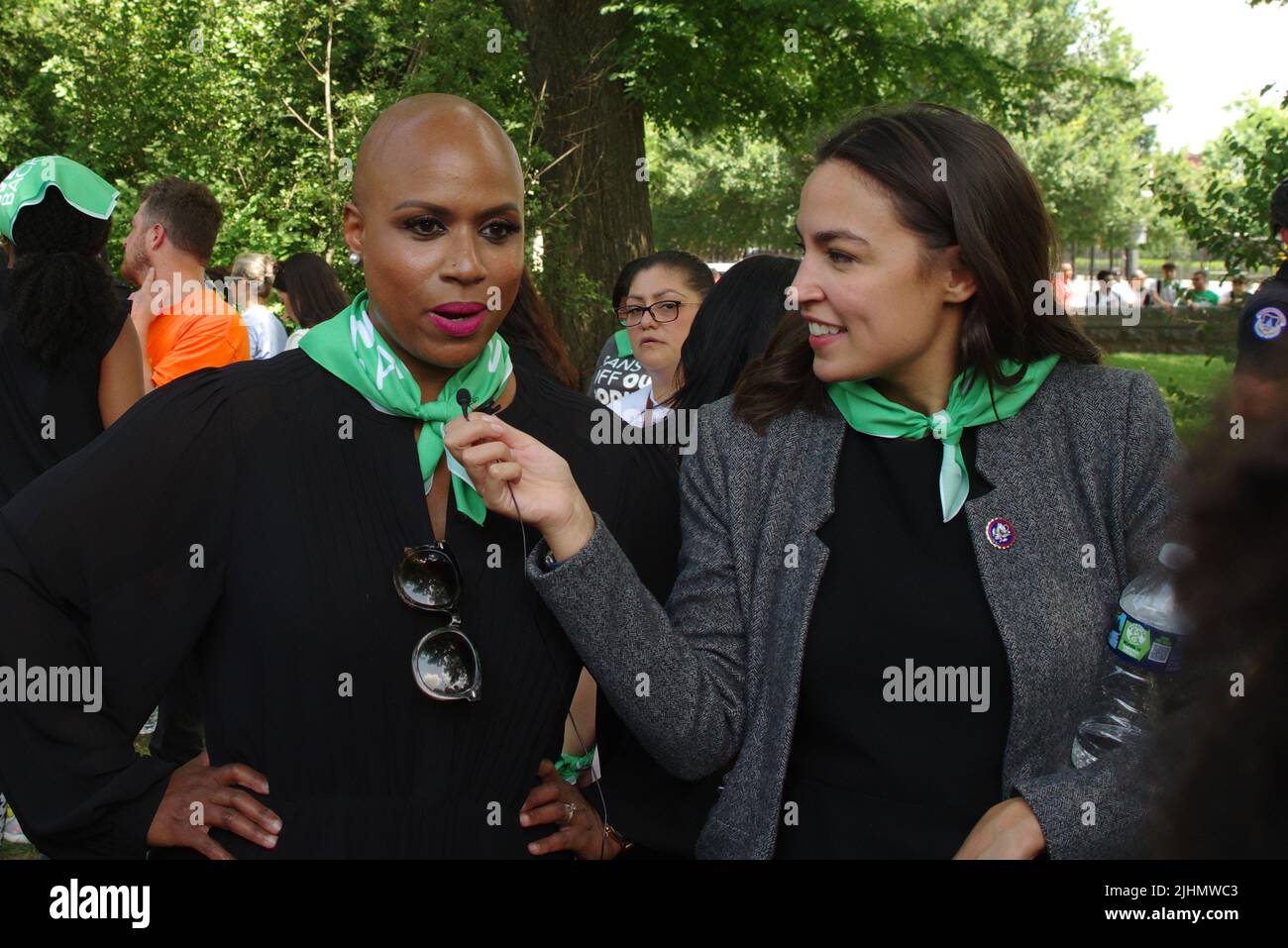 Washington, DC, 19. Juli 2022, US-Vertreter. Ayanna Pressley (D-Ill.) und Alexandria Ocasio-Cortez (D-N.Y.) nehmen ein Video bei einem Abtreibungs-Protest in der Nähe des US-Kapitols auf. Quelle: Philip Yabut/Alamy Live News Stockfoto