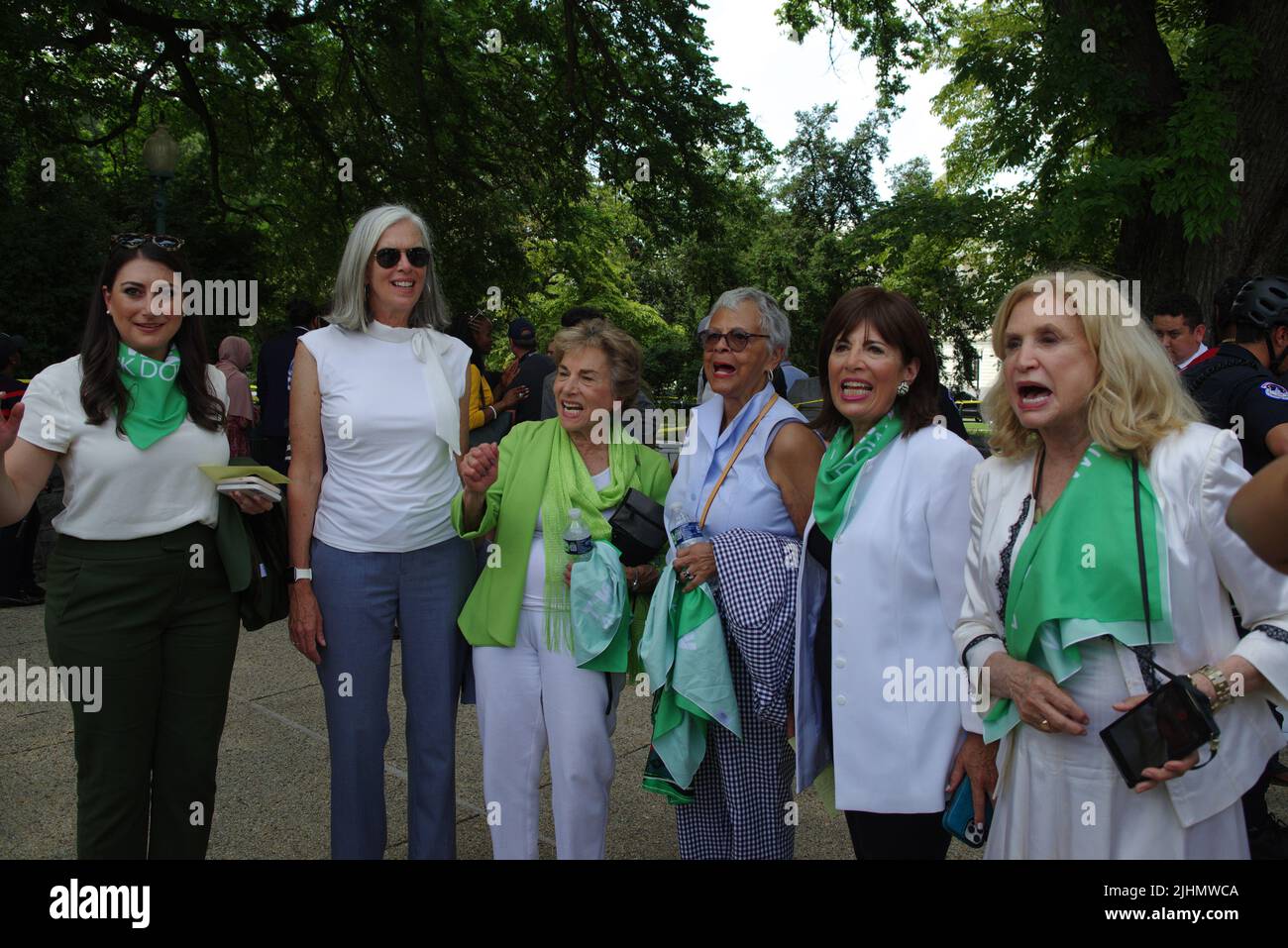 Washington, DC, 19. Juli 2022, Demokratische Republikaner der USA. Sara Jacobs (Cal.), Katherine Clark (Mass.), Jan Schakowsky (Ill.), Joyce Beatty (Ohio), Jackie Speier (Cal.) und Carolyn Maloney (N.Y.) posieren für die Kameras nach einem Abtreibungsprotest in der Nähe des US-Kapitols. Quelle: Philip Yabut/Alamy Live News Stockfoto