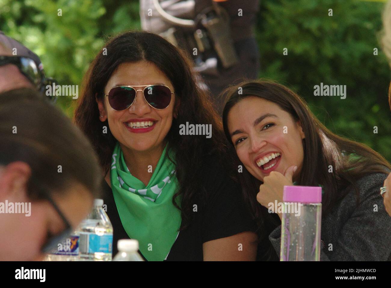 Washington, DC, 19. Juli 2022, US-Vertreter. Rashida Tlaib (D-mich.) und Alexandria Ocasio-Cortez (D-N.Y.) lächeln, als sie an einem Abtreibungsprotest vor dem US-Kapitol teilnehmen. Quelle: Philip Yabut/Alamy Live News Stockfoto