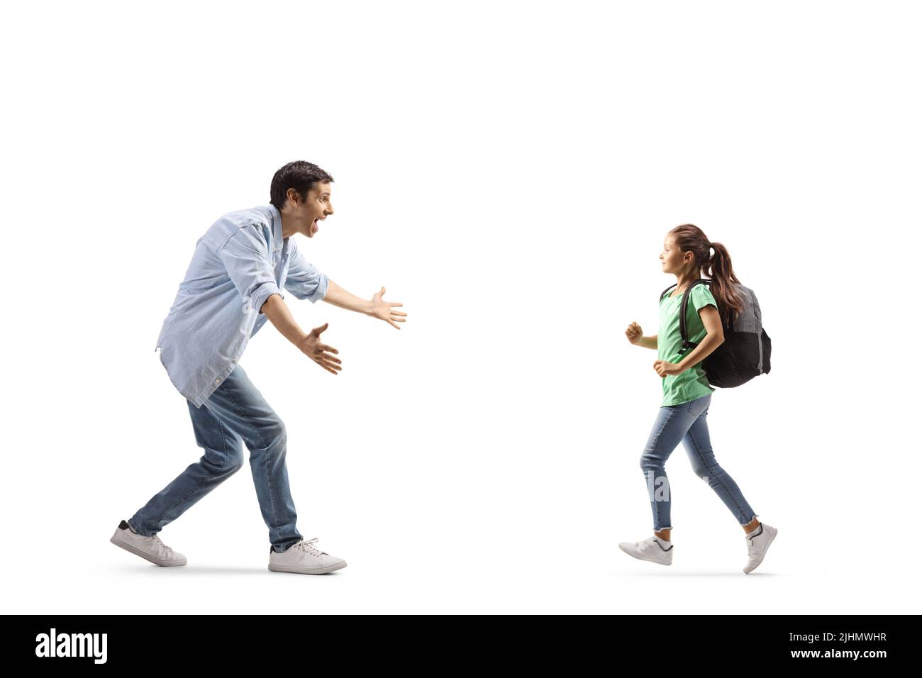 Vater und Schülerin laufen aufeinander zu, um sich auf weißem Hintergrund zu umarmen Stockfoto