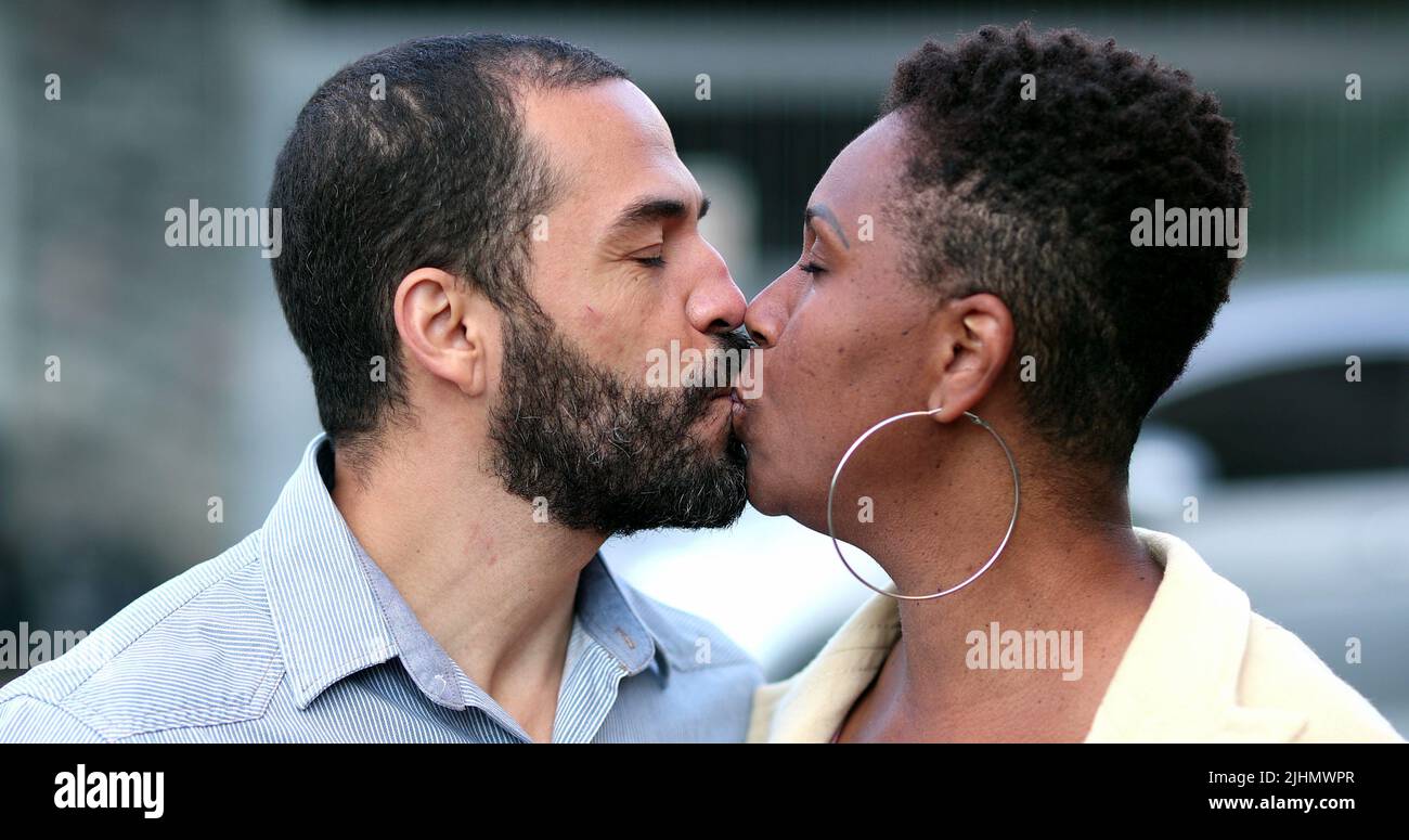 Gemischtes Rennpaar küsst sich gegenseitig. Interracial Ehemann und Ehefrau küssen Stockfoto
