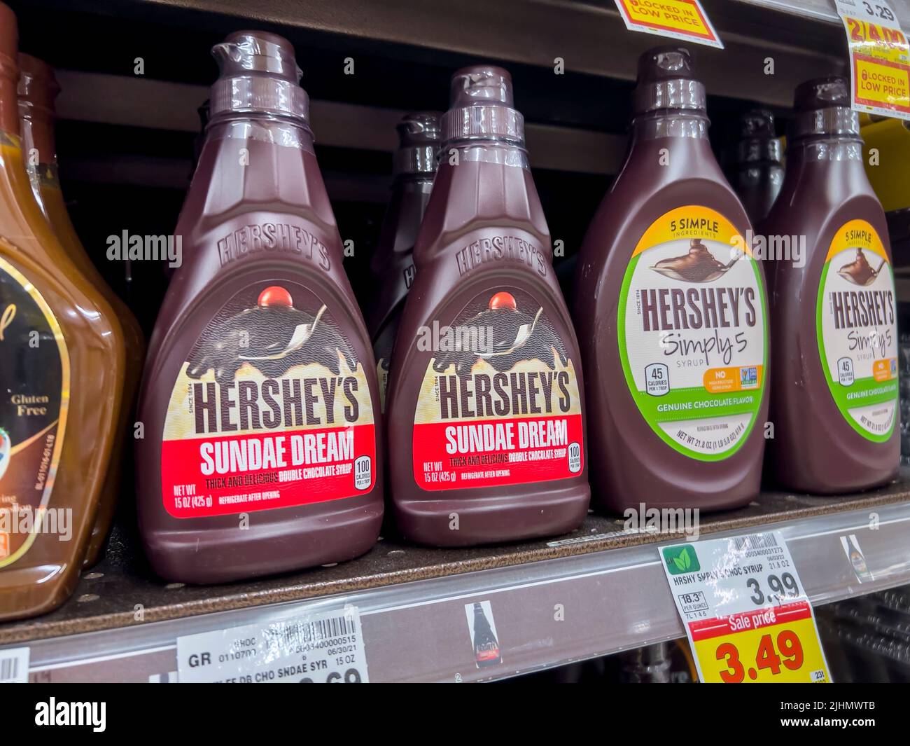 Seattle, WA USA - 2022. Juni: Nahaufnahme von Hersheys Sirup für Eis auf einem Lebensmittelregal Stockfoto