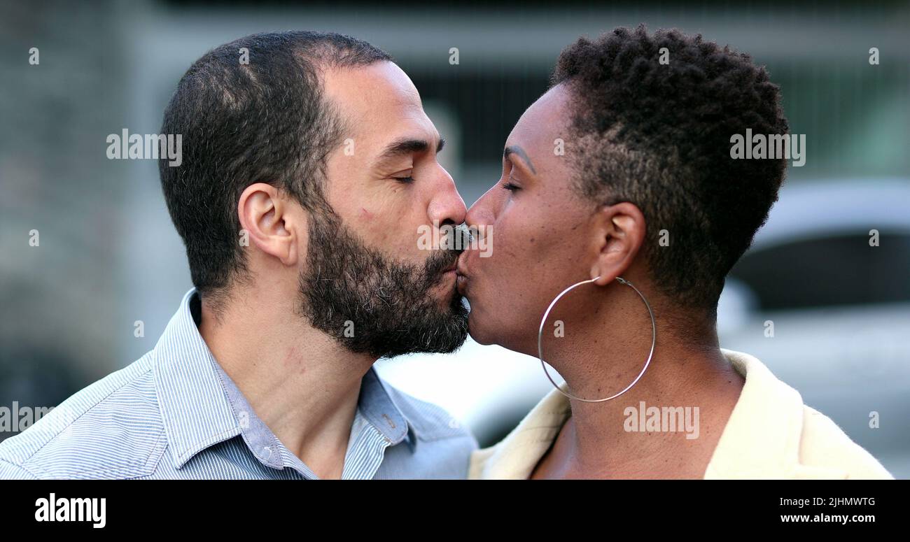 Gemischtes Rennpaar küsst sich gegenseitig. Interracial Ehemann und Ehefrau küssen Stockfoto