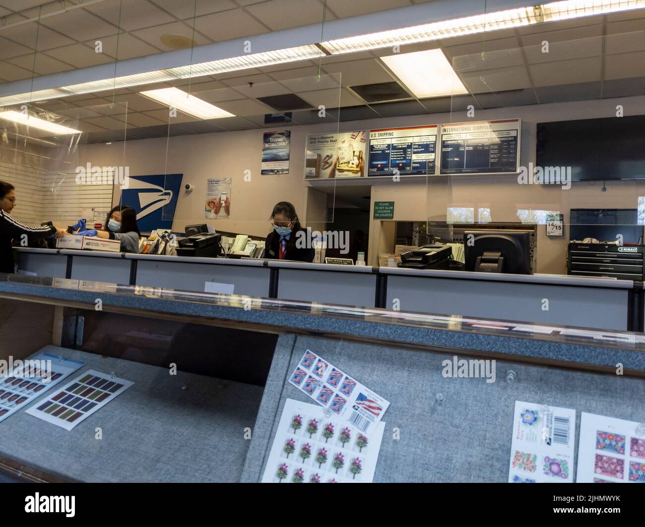 Mill Creek, WA USA - ca. Mai 2022: Schräge Ansicht von Leuten, die Pakete in einem Postamt verschicken. Stockfoto