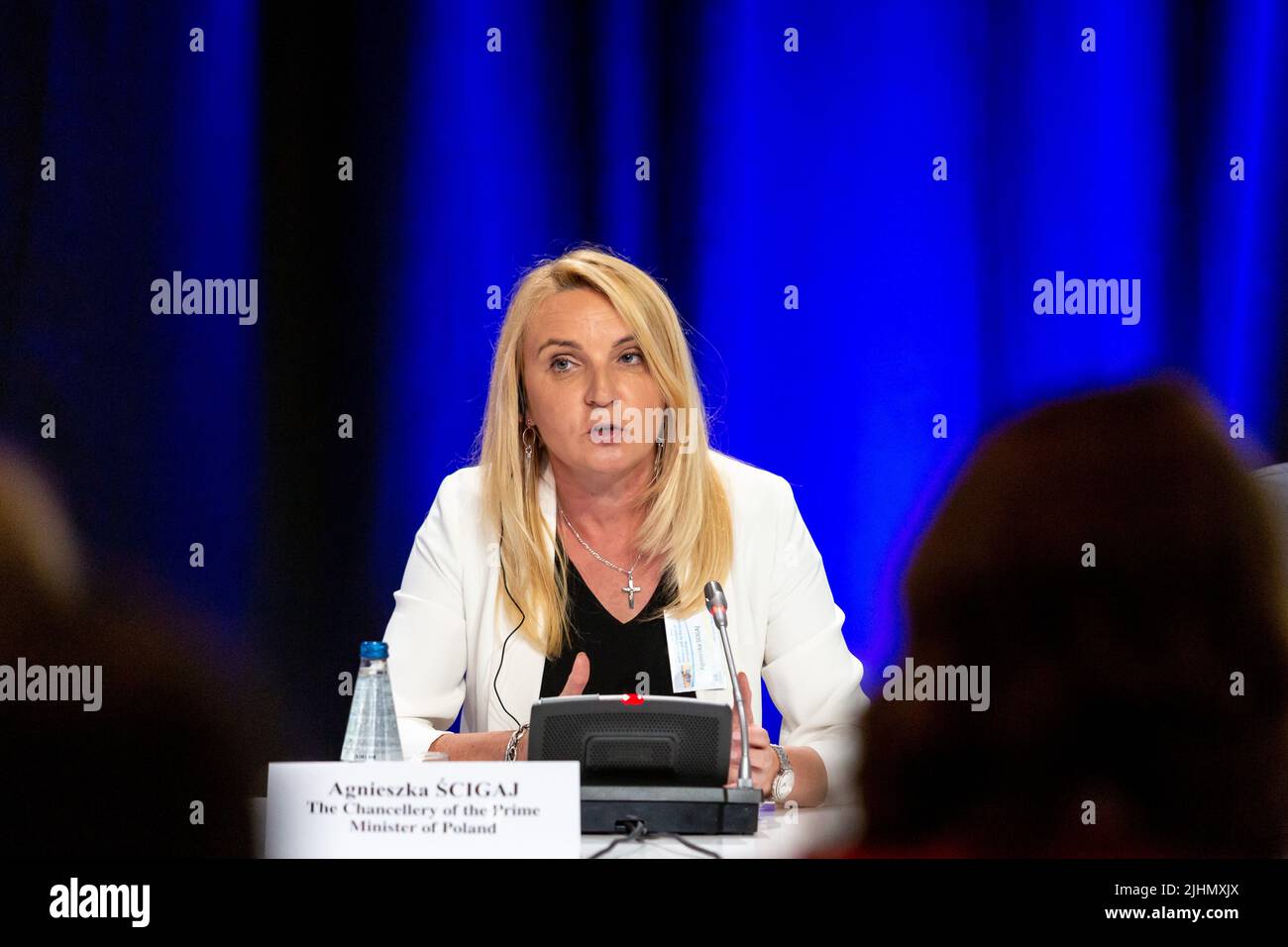 Krakau, Polen. 19.. Juli 2022. Agnieszka ?CIGAJ, Minister-Mitglied des Ministerrats, die Kanzlei des Ministerpräsidenten von Polen spricht während der Konferenz über die Hilfe und den Aufbau der Ukraine und ihre europäische Perspektive, die vom Europäischen Wirtschafts- und Sozialausschuss am 19. Juli 2022 im Kongresszentrum in Krakau, Polen, organisiert wurde. Ziel der Konferenz war es, die Strategien und Bedürfnisse der Ukraine im Hinblick auf den Wiederaufbau, insbesondere im Zusammenhang mit ihrem EU-Beitrittsantrag, zu erörtern. (Foto von Dominika Zarzycka/Sipa USA) Quelle: SIPA USA/Alamy Live News Stockfoto