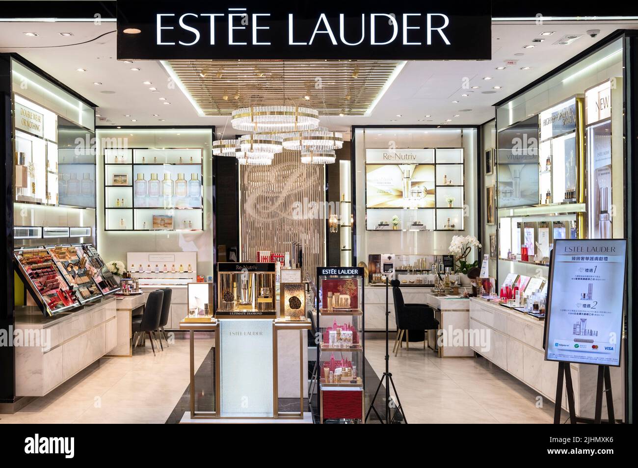 Hongkong, China. 17. Januar 2022. Das in Hongkong sichtbare Estée Lauder (Estee Lauder)-Logo der amerikanischen multinationalen Marke für Hautpflege- und Kosmetikprodukte. (Bild: © Budrul Chukrut/SOPA Images via ZUMA Press Wire) Stockfoto