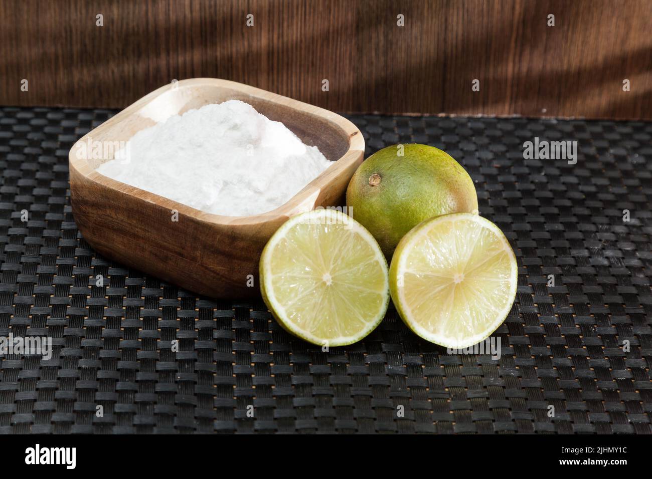 Backpulver - Natriumhydrogencarbonat und Zitrone. Stockfoto